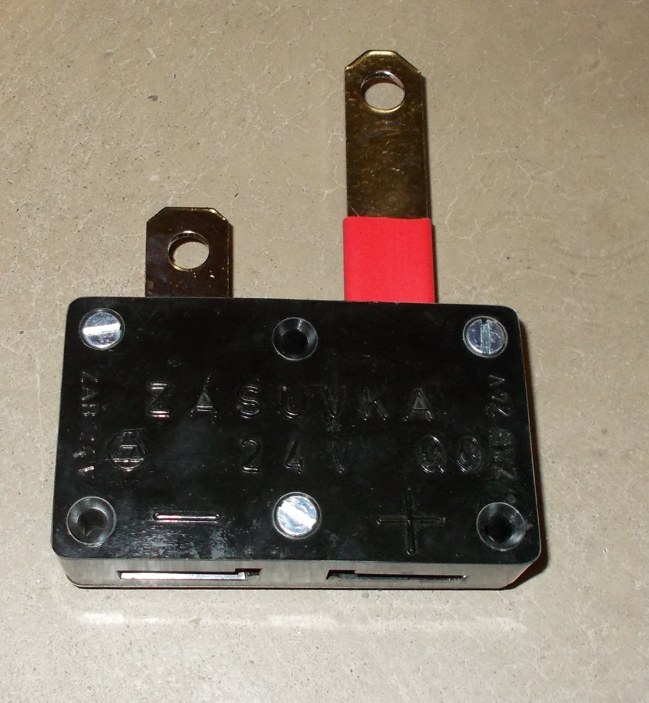 Zásuvka na vonkajší zdroj Karosa/uni